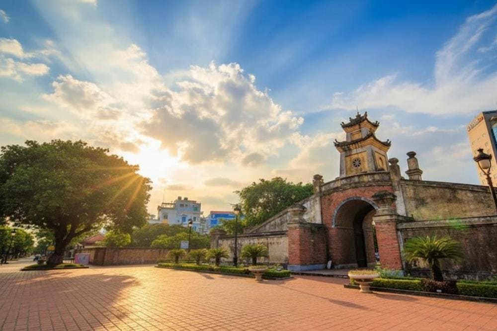 Bạn nên ghé thăm vào buổi sáng sớm hoặc chiều mát để tránh nắng gắt